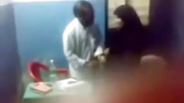 Καυτό πορνό χωρίς εγγραφή  Ο λευκός παλιο ελληνικο πορνο γαμιέται από δύο μαύρες γυναίκες.