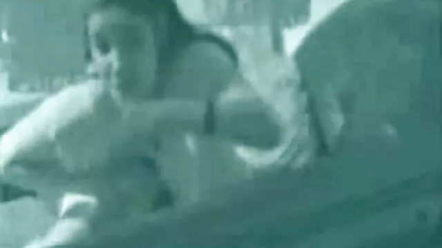 Καυτό πορνό χωρίς εγγραφή  Ένας άντρας βιντεο πορνο ελληνικο που κλάνει δύο γυναίκες.