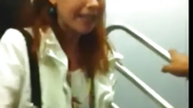 Καυτό πορνό χωρίς εγγραφή  Κορίτσι πιπίλισμα Τύπος Κόκορας δίπλα στην πισίνα. ελληνικο σεξ πορνο